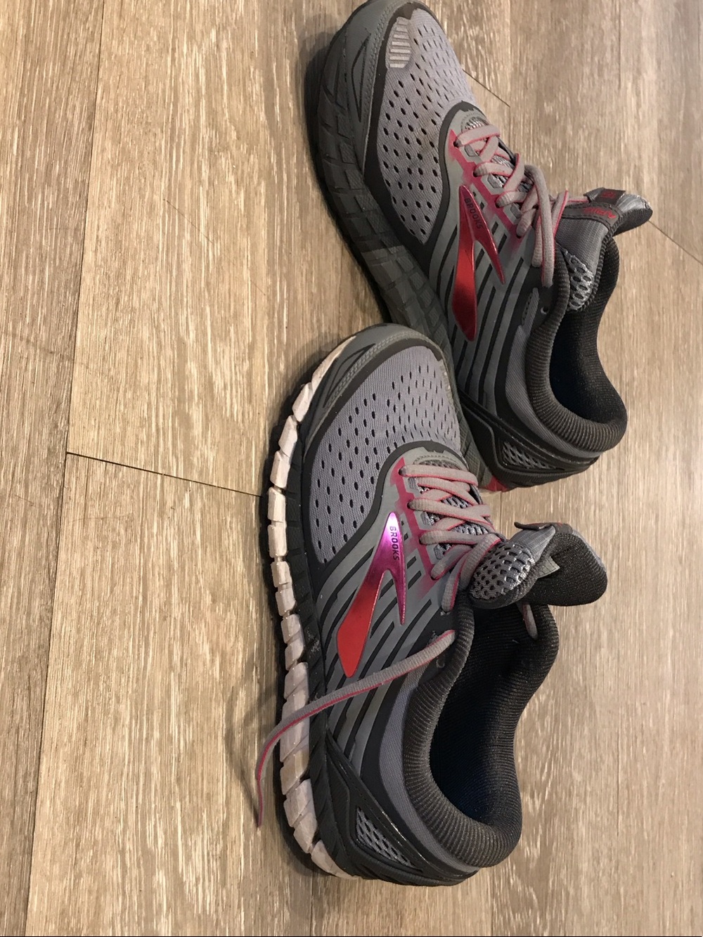 Brooks Ariel 18 Women's Gray and Pink Running Shoes